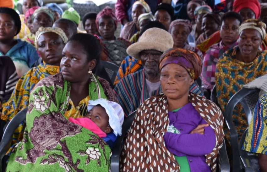 Bijeenkomst met veel mensen in Ghana