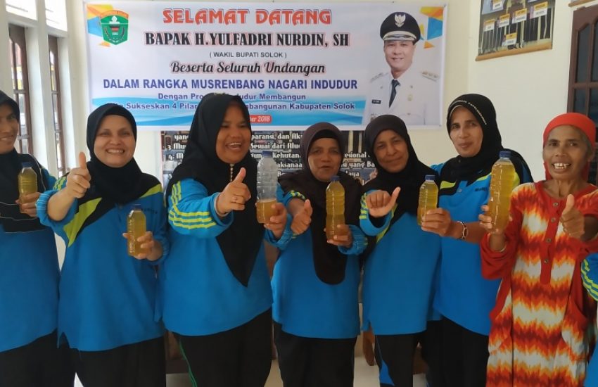 Indonesische vrouwengroep verkoopt notenolie