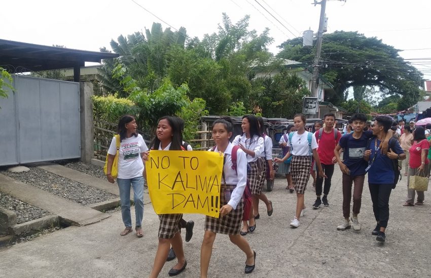 Groep meisjes protesteert tegen Kaliwa dam